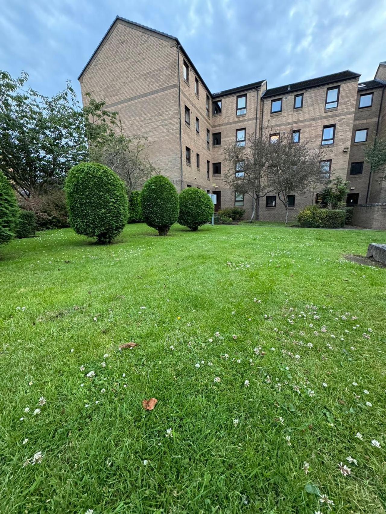 Two Bedroom Flat Close To Meadows With Free Parking By Parking Permit — Photos 1