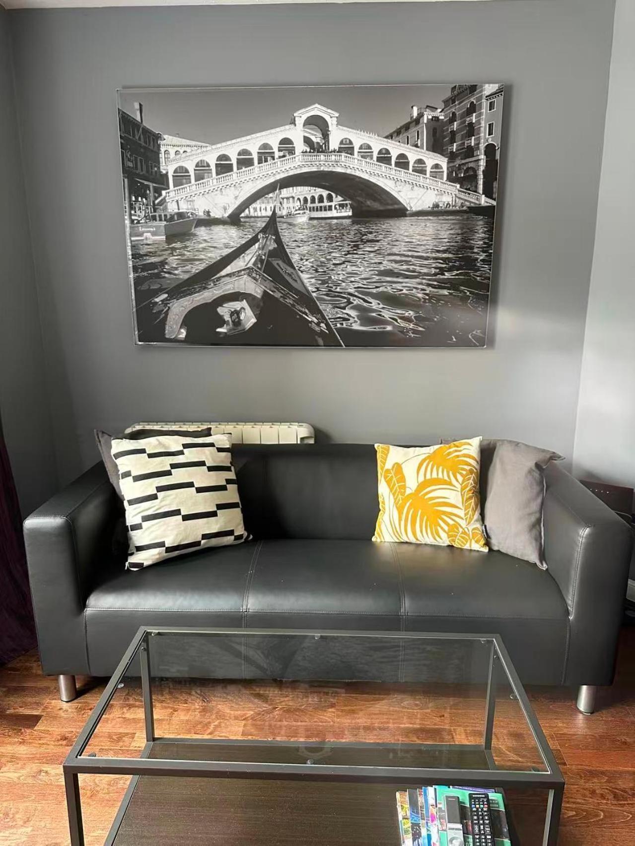 Two Bedroom Flat Close To Meadows With Free Parking By Parking Permit — Photos 2